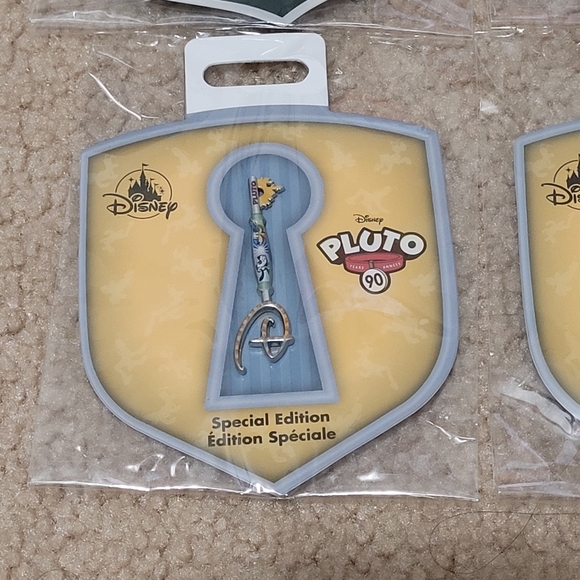 Disney Store Key Pin Lot of 7 NWT Sorcerer Mickey, Opening Key, Pluto - Picture 4 of 4